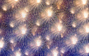 Яркий праздничный салют в небе 