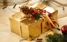 Большая золотистая коробка с подарком 