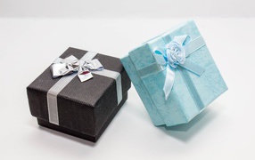 Две коробки с подарками на сером фоне 