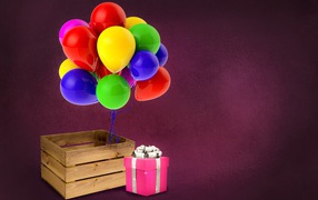 Деревянный ящик с подарком и шариками 