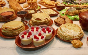 Много угощений на праздничном столе на Масленицу 2021