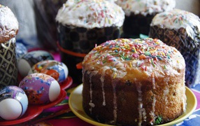 Свежая пасхальная выпечка на столе на праздник