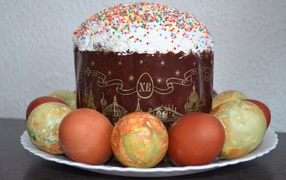 Большой пасхальный кулич с яйцами