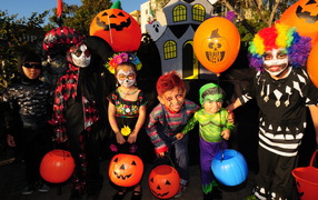 Маленькие дети в костюмах на праздник Хэллоуин