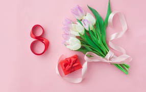 Букет розовых тюльпанов и подарок с лентами на международный женский день