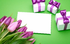 Букет тюльпанов и подарки с листом, шаблон открытки на 8 марта