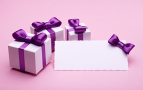 Подарки с фиолетовыми бантами и лист бумаги, шаблон для открытки