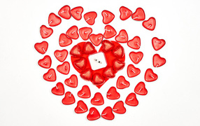 Кольцо для любимой и свечи на белом фоне подарок на День Святого Валентина