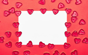 Белый лист бумаги на белом фоне со свечами, шаблон открытки на День Влюбленных