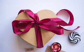 Коробка в в форме сердца с розовой лентой