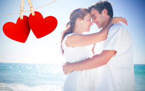 Улыбающаяся влюбленная пара на море