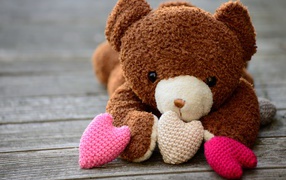 Медвежонок Тедди с вязаными сердечками 