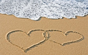 Два сердца на морском песке