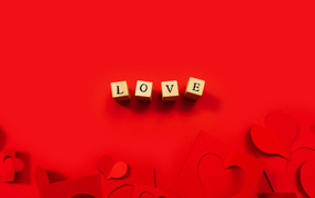 Деревянные кубики с надписью любовь на красном фоне 