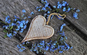 Деревянное сердце с голубыми цветами незабудки 