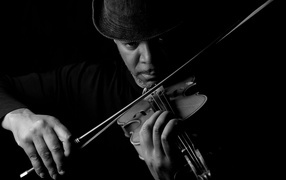 Темнокожий мужчина играет на скрипке 