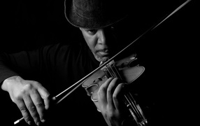 Темнокожий мужчина играет на скрипке 