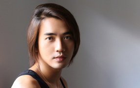 Кареглазый мужчина на сером фоне