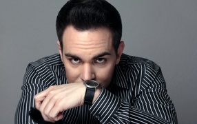 Красивый мужчина с часами на руке 