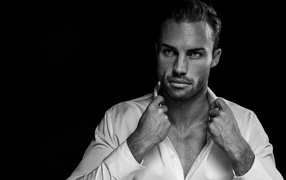 Стильный брутальный мужчина в белой рубашке 