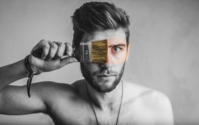 Мужчина закрыл кисточкой глаз 