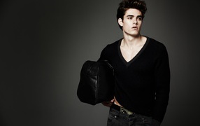 Молодой мужчина с черной сумкой в руке 