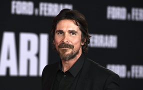 Актер Кристиан Бэйл в черном костюме