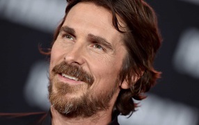 Лицо актера Кристиана Бэйла крупным планом