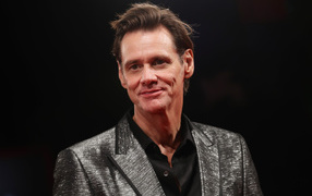 Актер Джим Керри в блестящем костюме