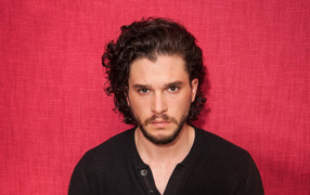 Актер  Кит Харингтон на розовом фоне