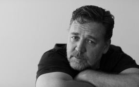 Актер Рассел Кроу черно-белое фото