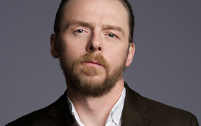 Актер Саймон Пегг на сером фоне