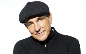 Актер Винни Джонс в кепке