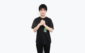 Актер Ван Хао Сюань на белом фоне