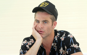 Американский актер Крис Пайн в кепке