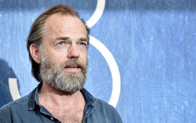 Бородатый мужчина, актер Хьюго Уивинг