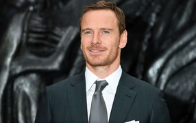 Красивая улыбка актера Майкла Фассбендера
