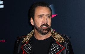 Голубоглазый актер Николас Кейдж в кожаной куртке