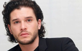 Красивый мужчина, британский актер  Кит Харингтон на белом фоне