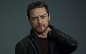 Красивый мужчина, актер Джеймс МакЭвой на сером фоне