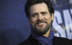 Популярный актер Джим Керри улыбается