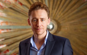 Популярный актер Том Хиддлстон в костюме