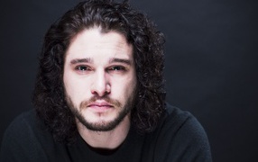 Грустный  Кит Харингтон на сером фоне