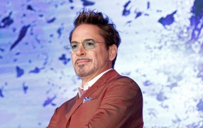 Стильный популярный актер Роберт Дауни-младший