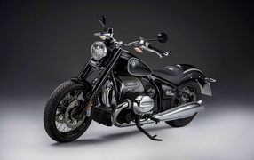 Большой черный мотоцикл BMW R1800C на сером фоне