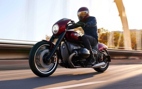 Байкер на мотоцикле BMW Concept R 18.2 на трассе