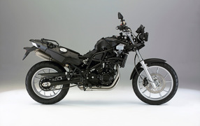Черный спортивный мотоцикл BMW на сером фоне