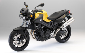 Черный мотоцикл BMW  F 800 R на сером фоне 
