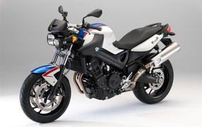 Черный мотоцикл BMW  F 800 R на сером фоне крупным планом