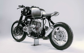 Мотоцикл Vagabund BMW R100R на сером фоне вид сзади